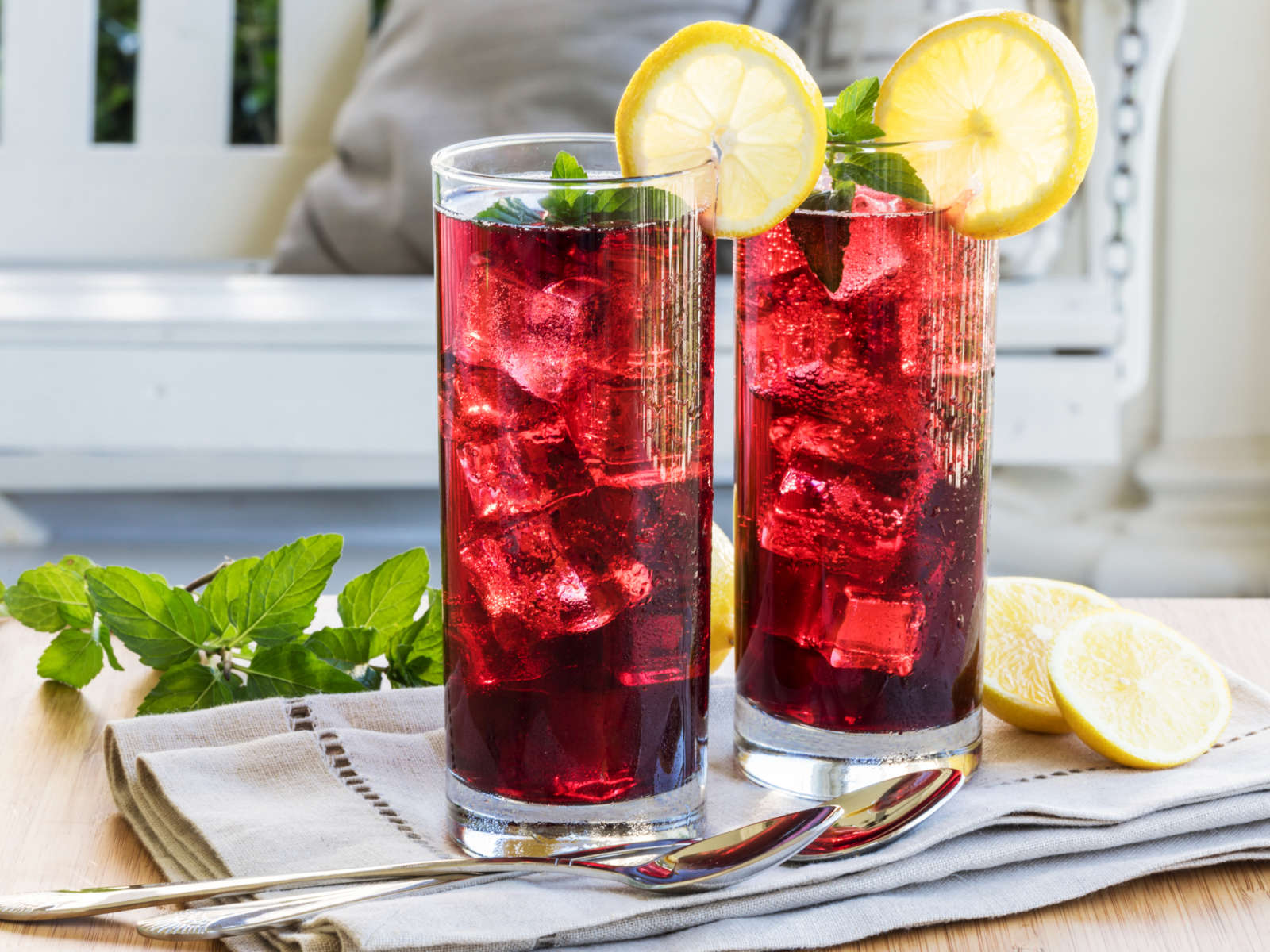 The Benefits of Hibiscus Tea: A Refreshing and Healthy Beverage 1